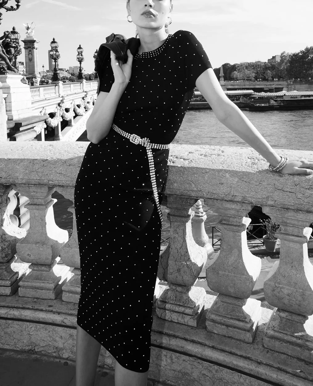 Robe longue noire clous argentés